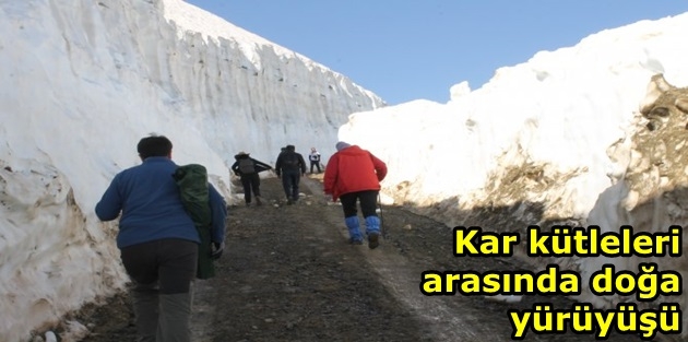 Kar kütleleri arasında doğa yürüyüşü