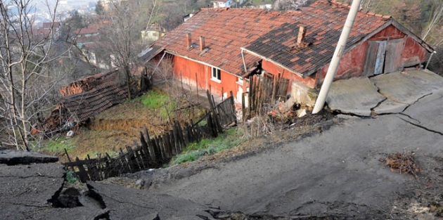 Karabük'te heyelan: 14 ev tahliye edildi