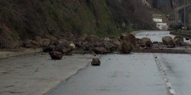 Karadeniz Sahil Yolu'nda ulaşım güçlükle sağlanıyor