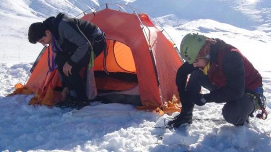 Kaya tırmanışı yapan liseli dağcılar, 100 metrelik zirveye çıktı