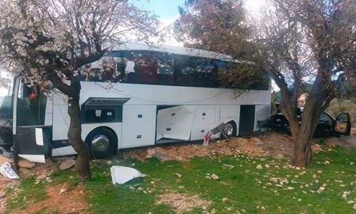 Kayak merkezinden dönen liselileri taşıyan otobüs kaza yaptı: 20 yaralı 