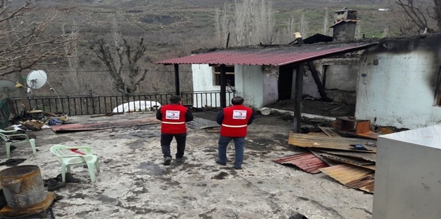 Kızılay evi yanan aileye sahip çıktı  