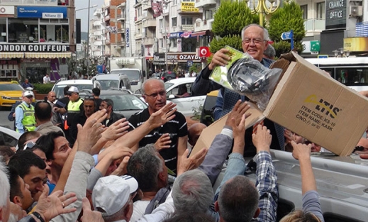 Kuşadası'nda trafik sorununa çözüm için bisiklet kaskı dağıtıldı