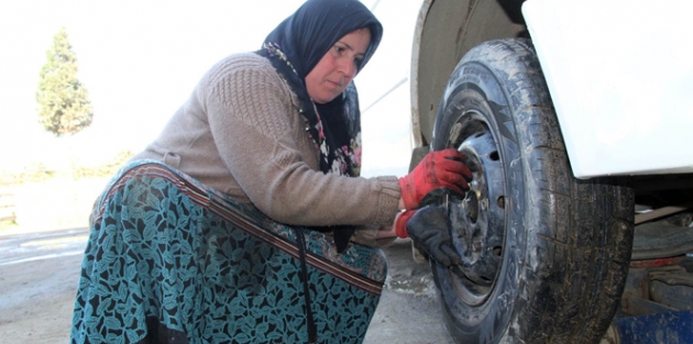 Lastik tamircisi 3 çocuk annesi kadın görenleri şaşırtıyor