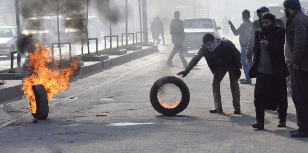 Lastik yakıp, yol kapatarak protesto ettiler!