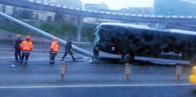 Metrobüs kazası seferleri yavaşlattı