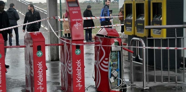 Metrobüs turnikesinde patlama: 1 yaralı