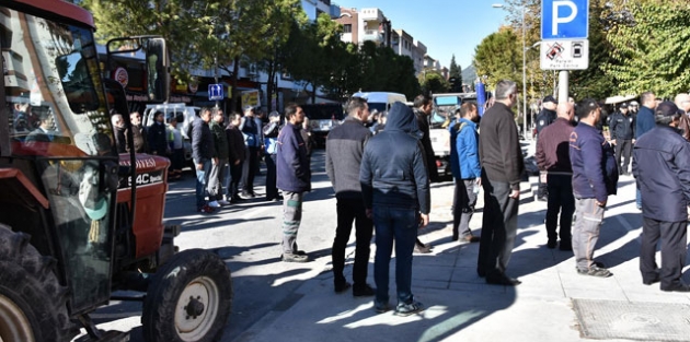 Muğla'da gergin yıkım; İstiklal Marşı'nı okuyarak engel olmak istedi