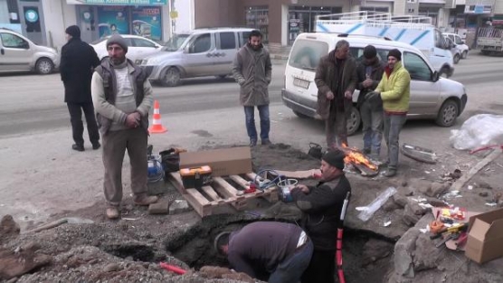 Muş'ta soğukta çalışan işçilerin mücadelesi