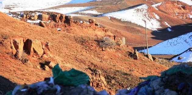 Narman'da Çöpler Peri Bacalarına Dökülüyor