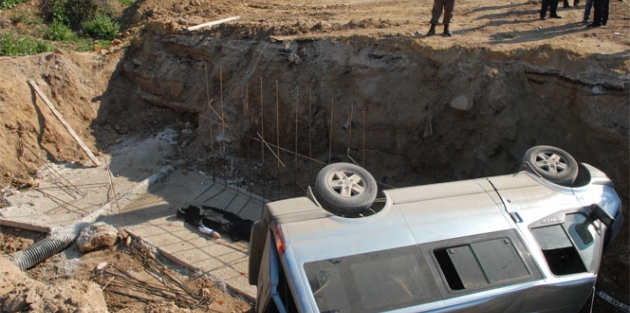 Öğrenci servisi su kanalına düştü: 1 ölü, 5 yaralı