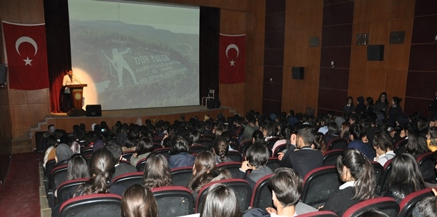 Öğrenciler'den Çanakkale şehitliği ve Mehmet Akif Ersoy'la ilgili etkinlik