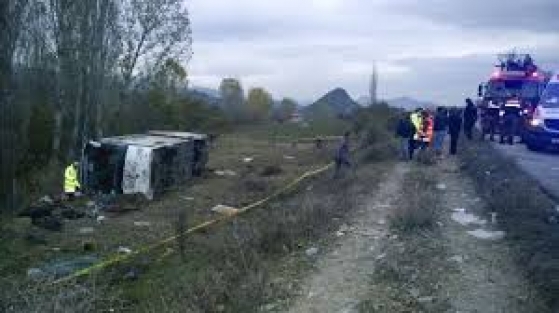 Otobüs devrildi: 1 ölü, 40 yaralı