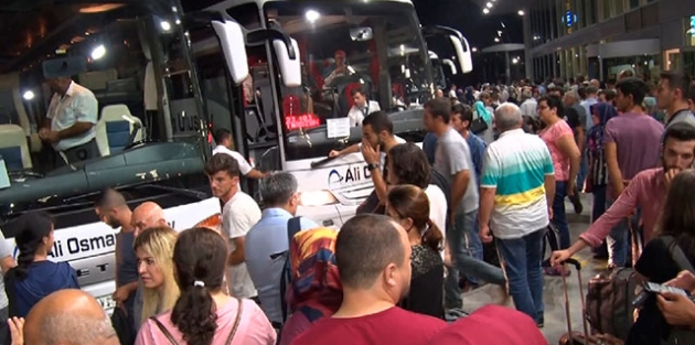 Otogarlarda bayram yoğunluğu gece boyunca sürdü