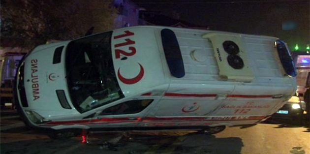 Otomobil ambulansa çarparak devirdi, 3 personel yaralandı!