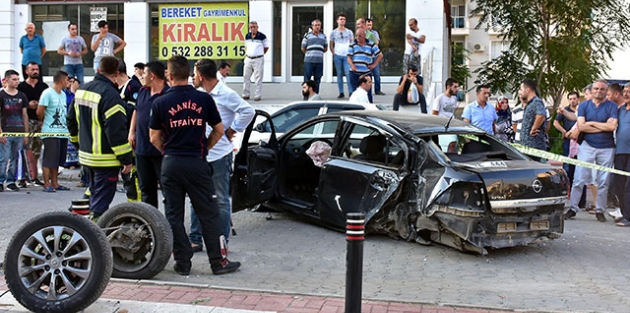 Otomobil kaldırımda yürüyen anne ve kızına çarptı