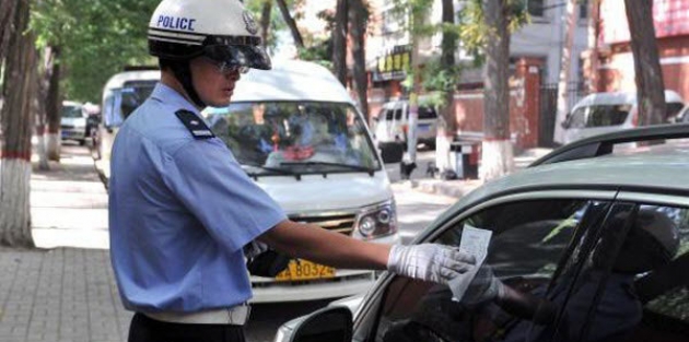 Polis kırmızıda geçen yayayı çekiçle yere serdi