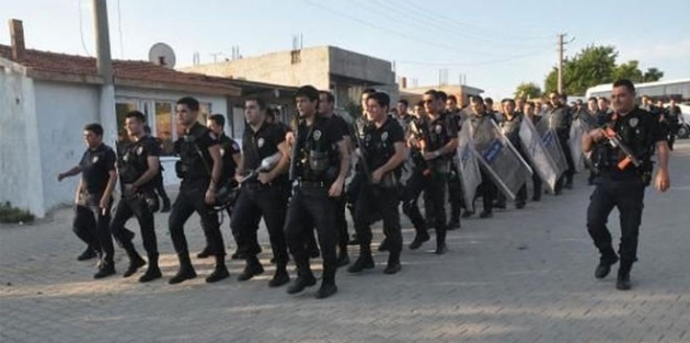 Polis Roman mahallelerinde ‘Ne mutlu Türküm’ sloganıyla yürüdü