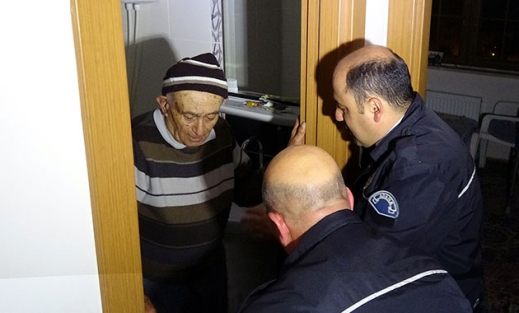 Polis, tuvalette mahsur kalan yaşlı adamı, hırsızların kullandığı yöntemle kurtardı