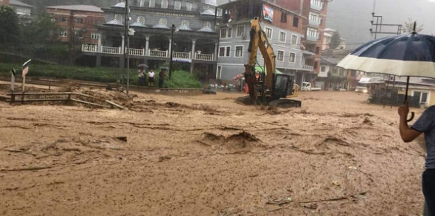 Rize’de sağanak sele döndü; başkan 'batıyoruz' paylaşımı yaptı