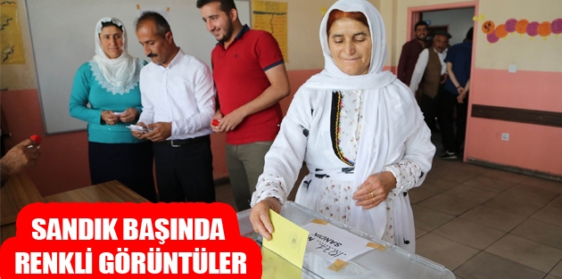 Sandık başında renkli görüntüler