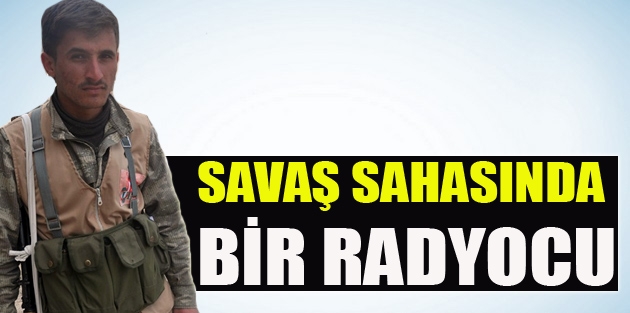 Savaş sahasında bir radyocu