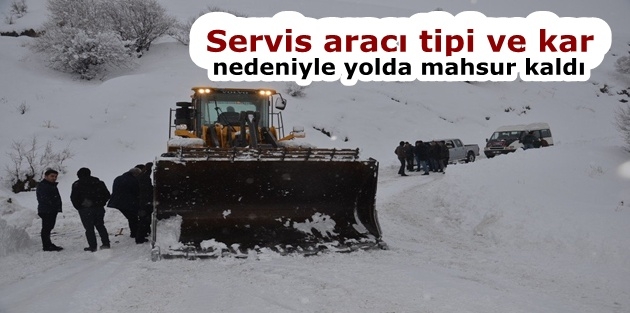 Servis aracı tipi ve kar nedeniyle yolda mahsur kaldı 