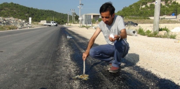 Silifke’de asfaltta yumurta pişirildi