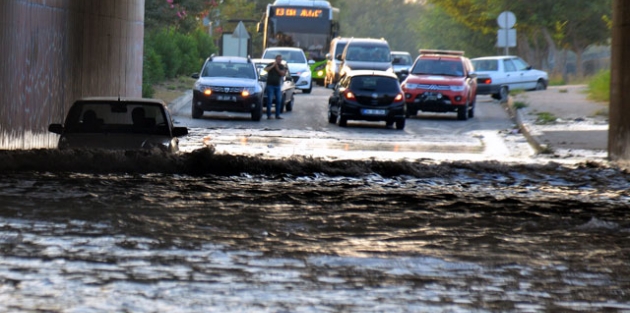 Sulama kanalındaki sızıntı, yolu göle çevirdi