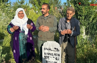 Yüksekova’da vatandaşlar bayram namazı sonrası mezarlıklara akın etti