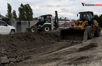 Derecik Belediyesi okul yollarını onarıyor