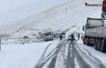 Yüksekova-Van kara yolunda kar yağışı nedeniyle...