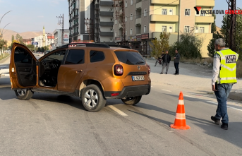 Yüksekova’da yolun karşısına geçmek isteyen...