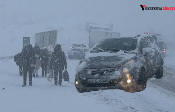 Yüksekova’da hayat durdu: çok sayıda araç rampada...