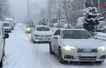 Yüksekova’da lapa lapa kar yağışı: araçlar...