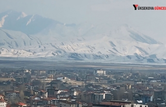 Yüksekova’nın etrafını karlı dağlar sardı