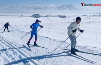 Yüksekovalı kayakçılar, karlı dağlarda yarışmalara...