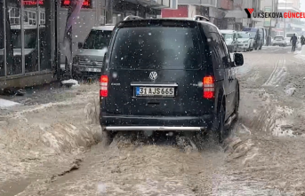 Yüksekova’da caddeler göle döndü: Araçlar ilerlemekte...