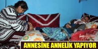 Annesine annelik yapıyor