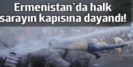 Ermenistan'da halk, sarayın kapısına dayandı