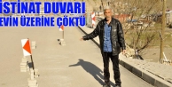 İstinat duvarı evin üzerine çöktü