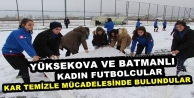 Kadın Futbolcular Kar Temizle Mücadelesinde Bulundular