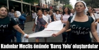 Kadınlar Meclis önünde ‘Barış Yolu’ oluşturdular