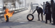 Lastik yakıp, yol kapatarak protesto ettiler!