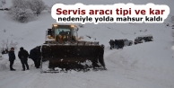 Servis aracı tipi ve kar nedeniyle yolda mahsur kaldı...