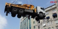 Taksim'in göbeğine gökyüzünden vinç indi