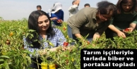 Tarım işçileriyle tarlada biber ve portakal topladı