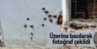 Yaralı gencin üzerine basılarak fotoğraf çekildi