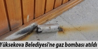 Yüksekova Belediyesi'ne gaz bombası atıldı