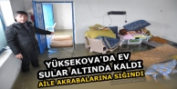 Yüksekova'da ev sular altında kaldı, aile akrabalarına...